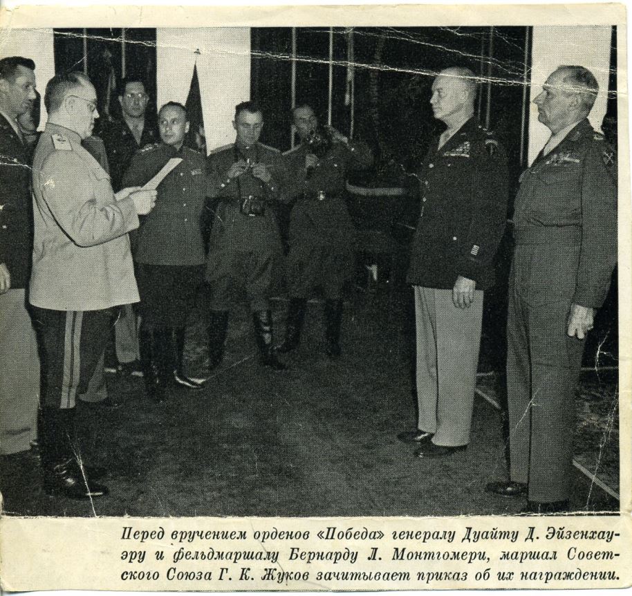 Экспонат #35. Вручение орденов «Победа» снимает Леон Мазрухо. 10 июня 1945 года